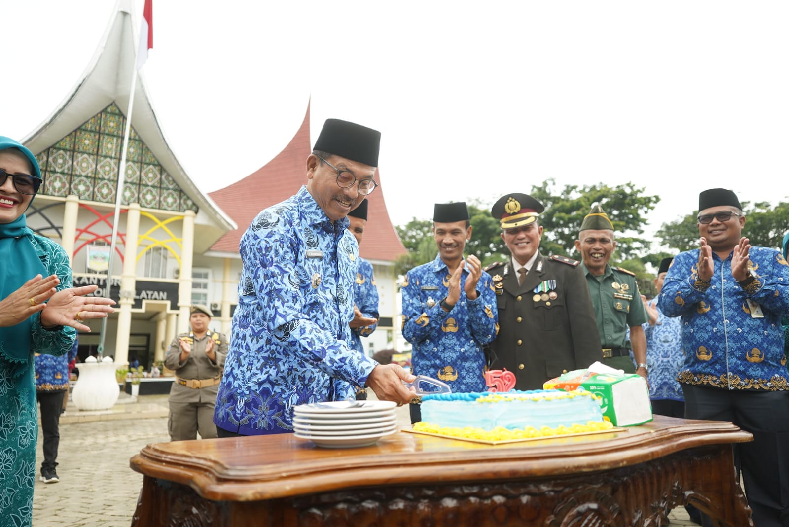 Bupati Solok Selatan H. Khairunas  didaulat memotong kue tar Ulang tahun Korpri k2 52